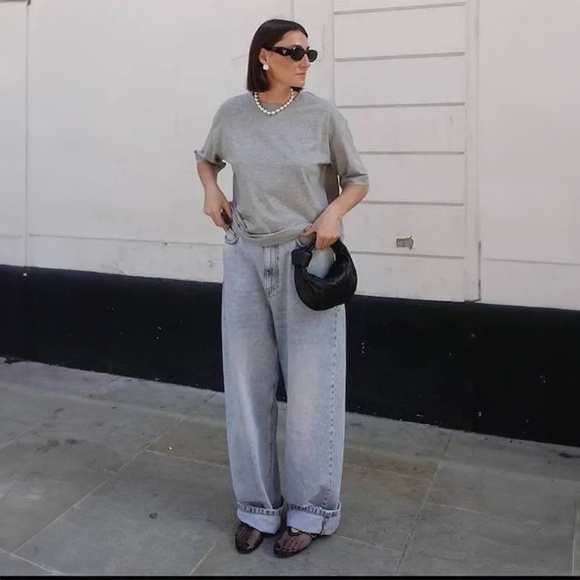 Zara mid rise baggy jeans with adjustable button belt loops.Light‎ Blue, size 4 - Picture 9 of 12